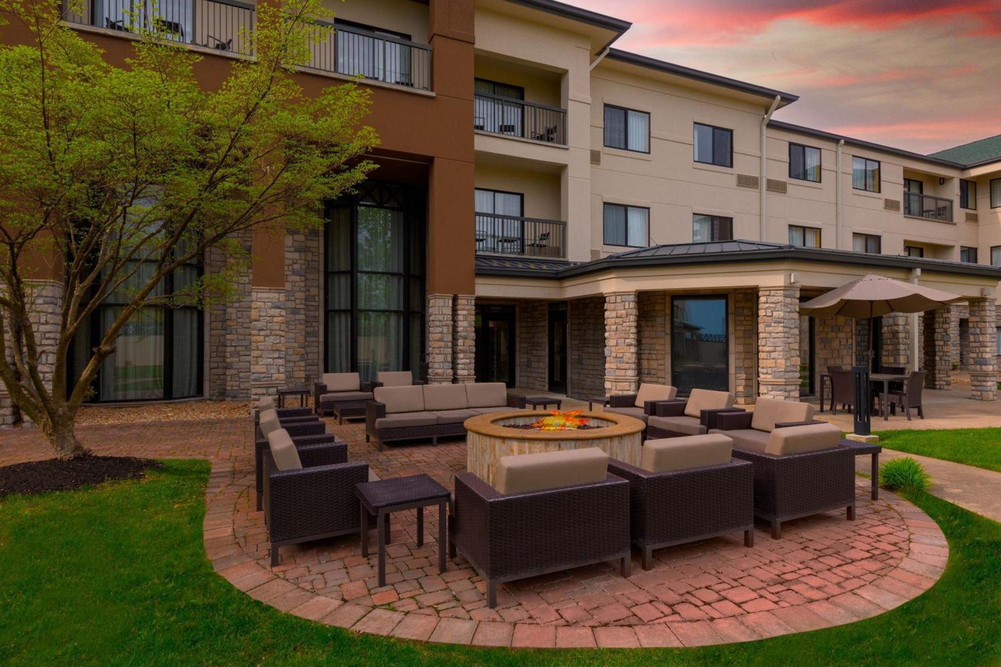 Courtyard By Marriott Springfield Airport Exterior foto