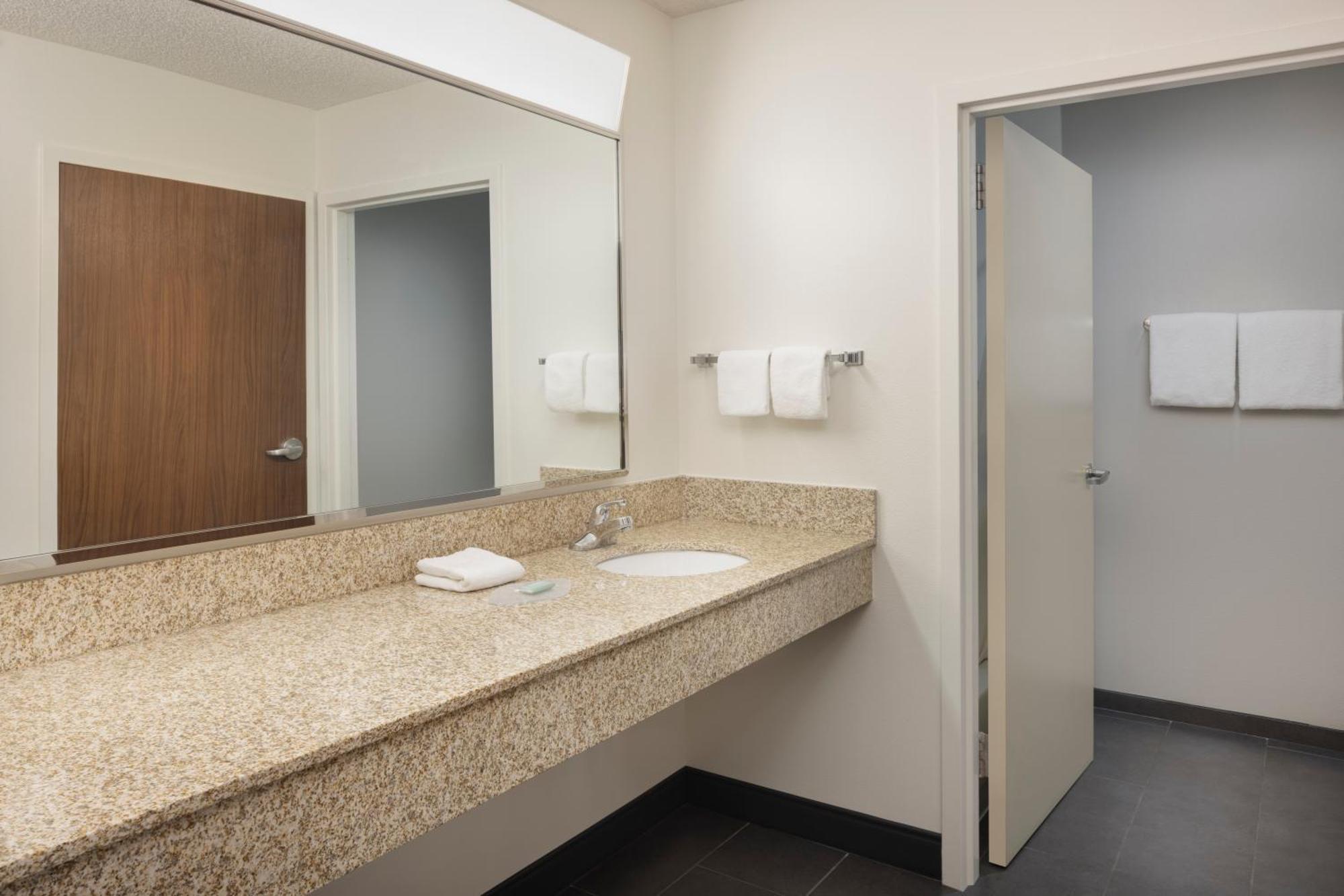 Courtyard By Marriott Springfield Airport Exterior foto