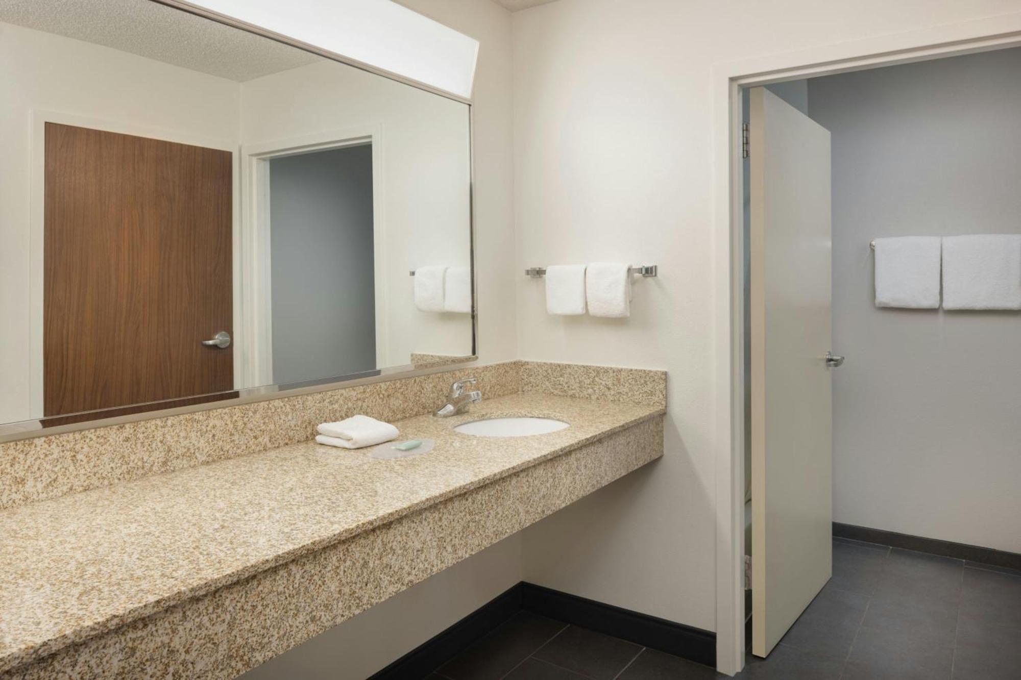 Courtyard By Marriott Springfield Airport Exterior foto